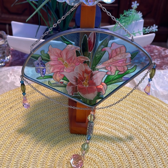 JOAN BAKER DESIGNED STAINED GLASS PINK LILIES HANDPAINTED JEWELED SUNCATCHER - Picture 4 of 12